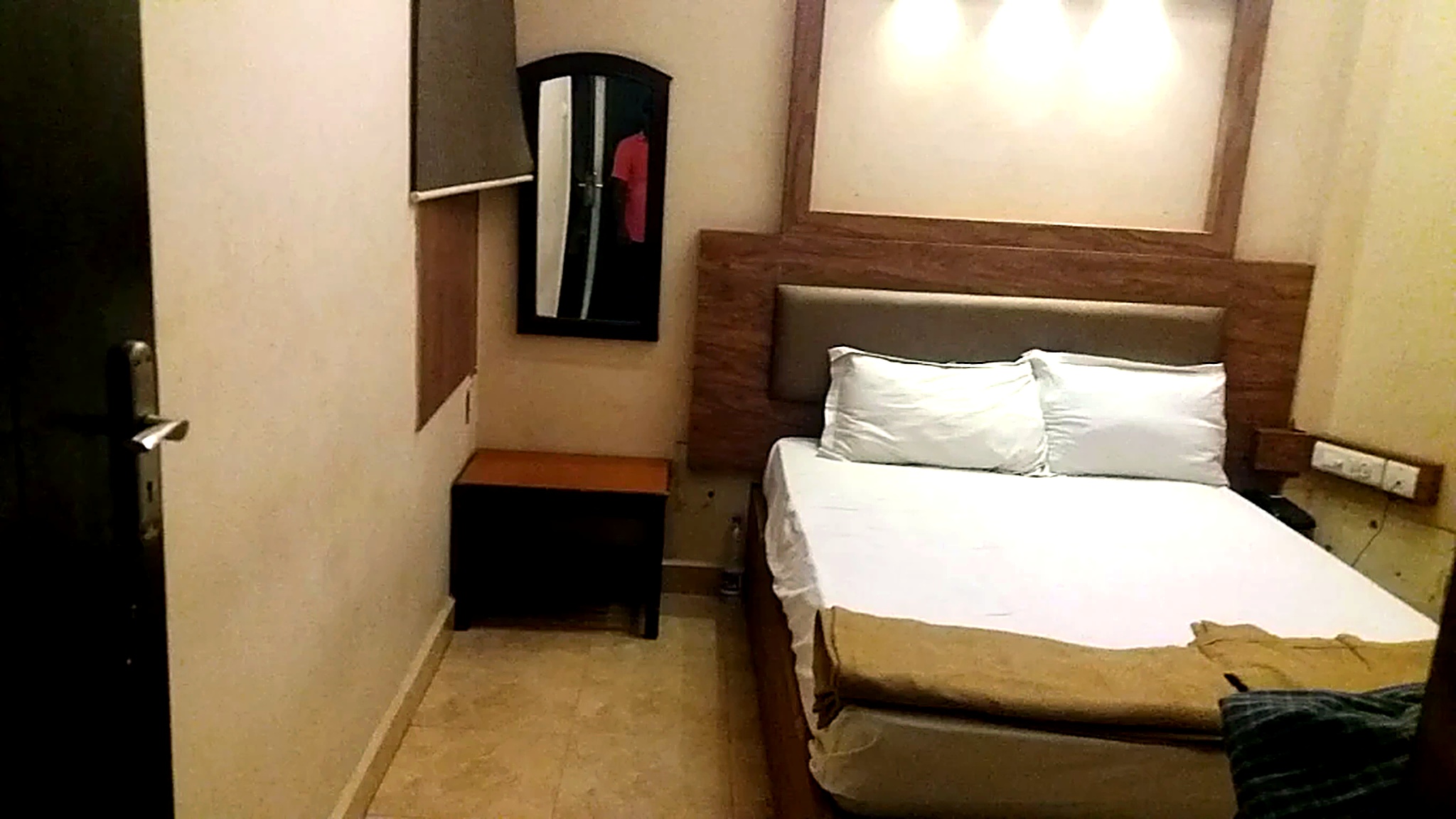 Authentic King Bed Room Gateway Rooms